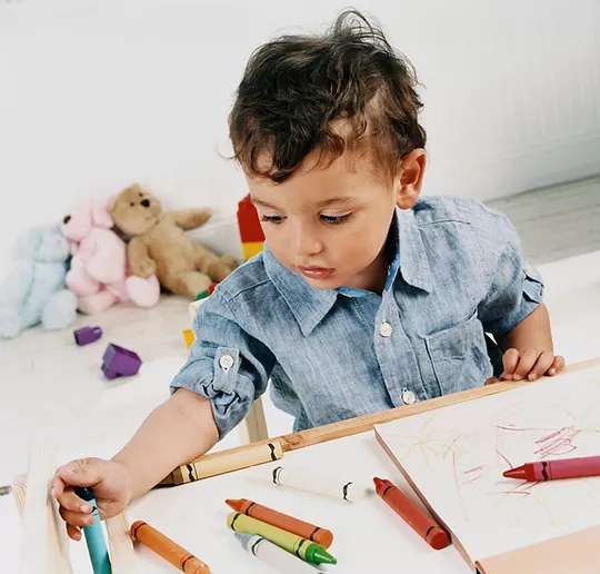 Niño jugando con pinturas