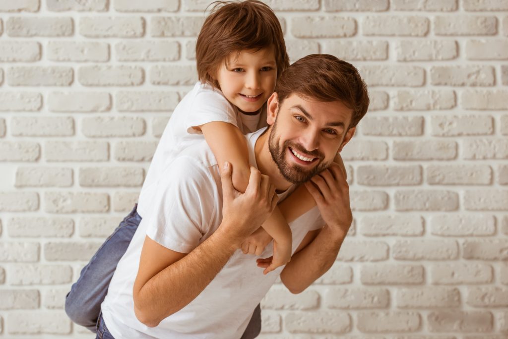 padre sujetando a su hijo aúpas